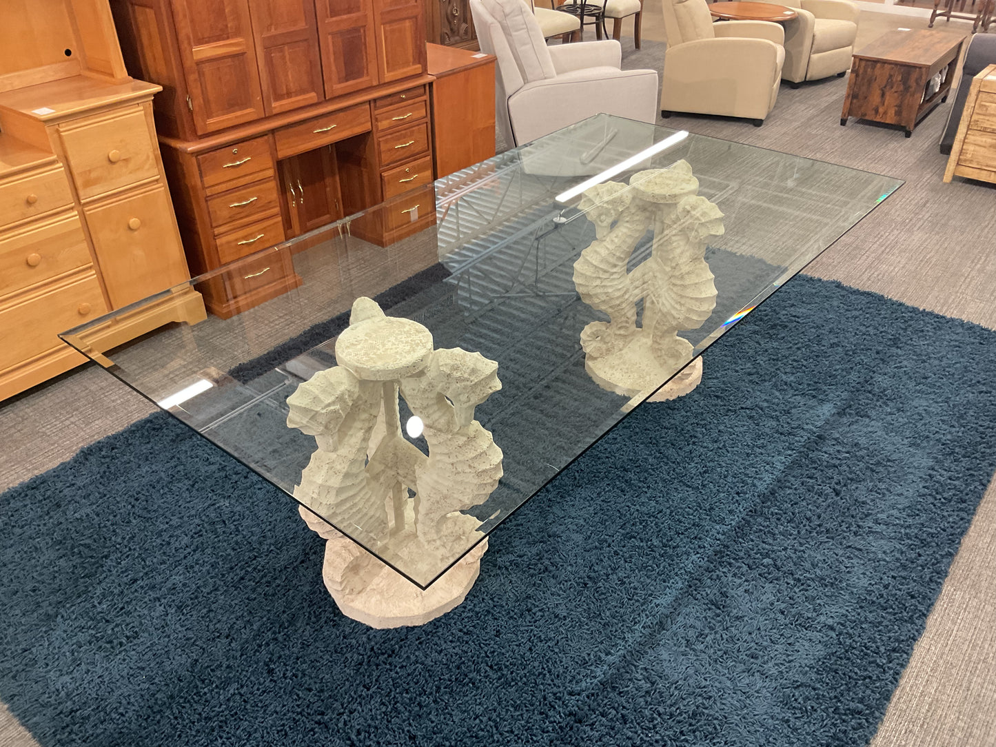 Bassy Dining Table