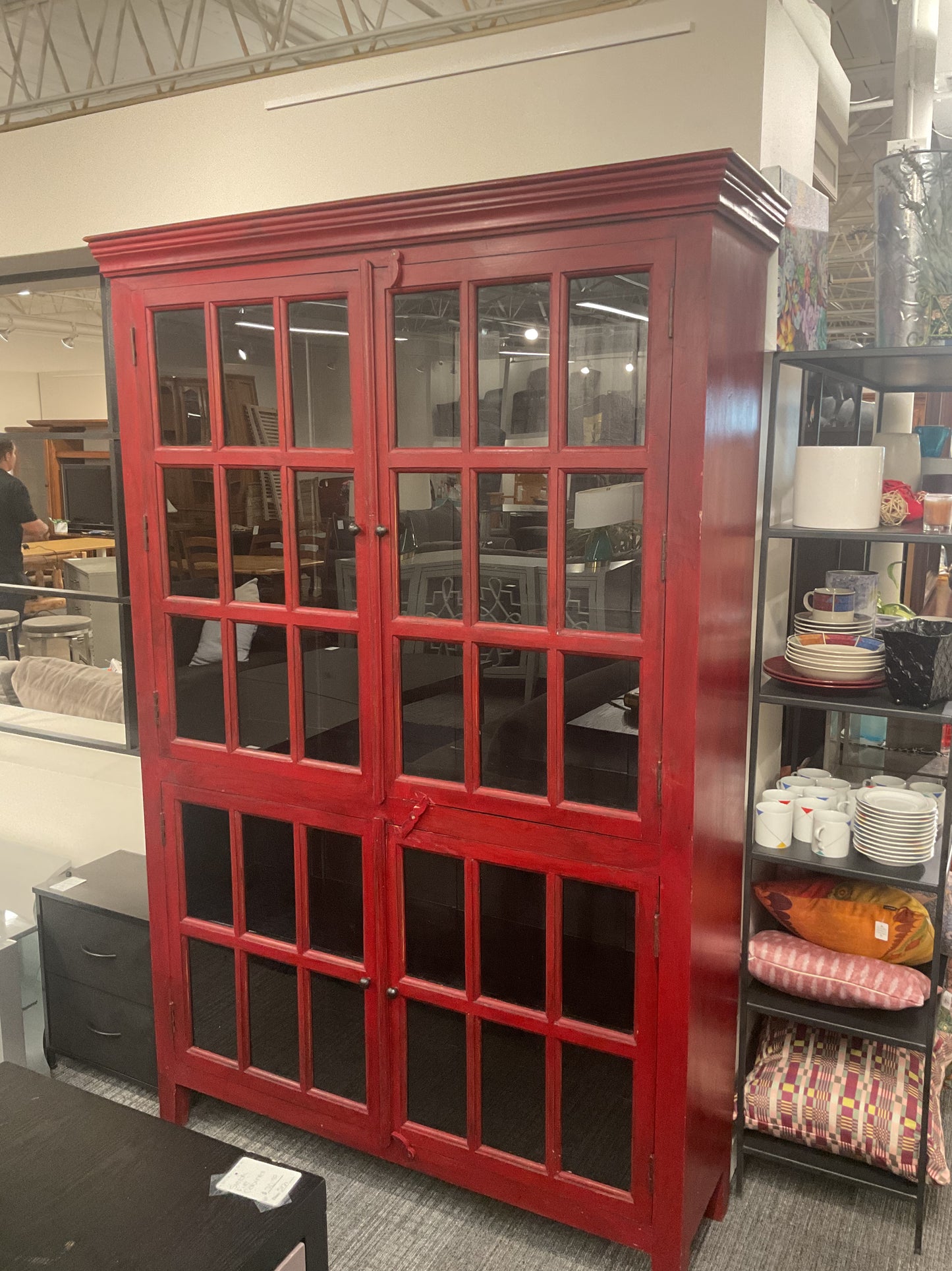 Rojo Cabinet