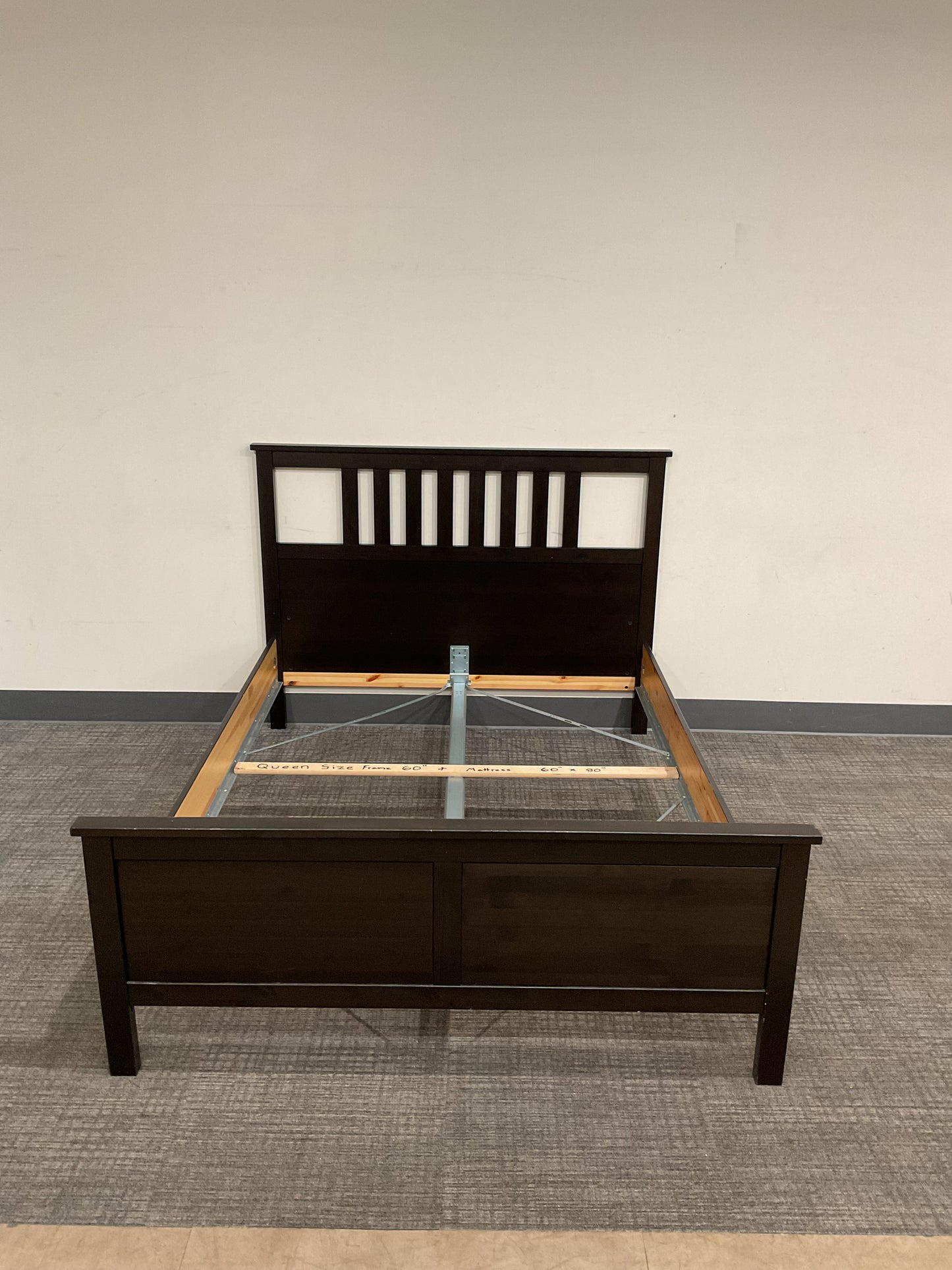 The Queen Bed (B030)