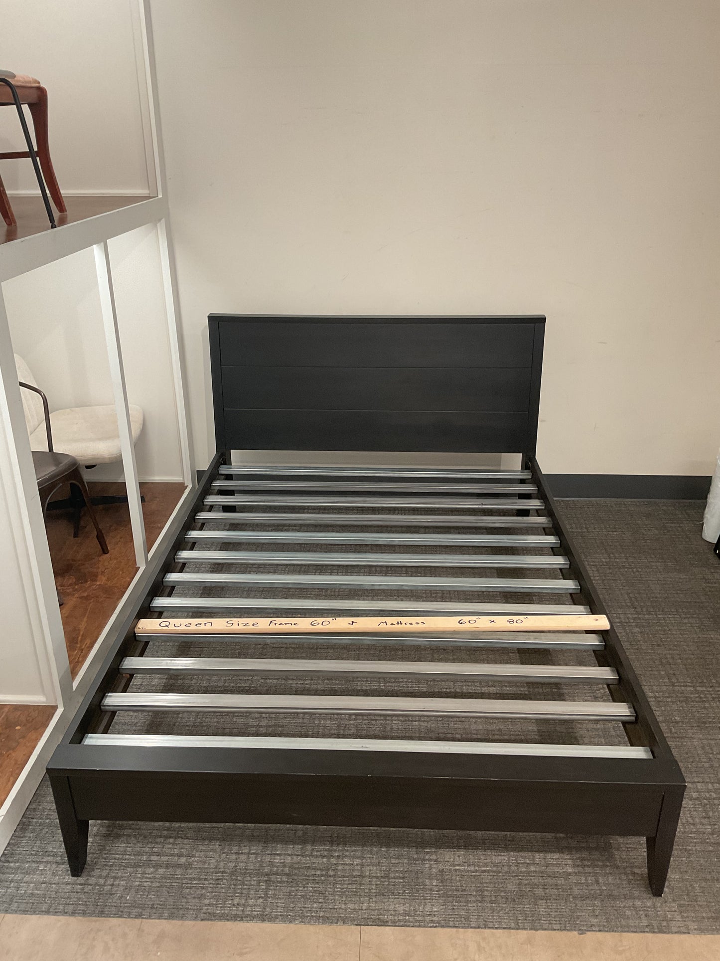 Sweet Queen Bed (B072)
