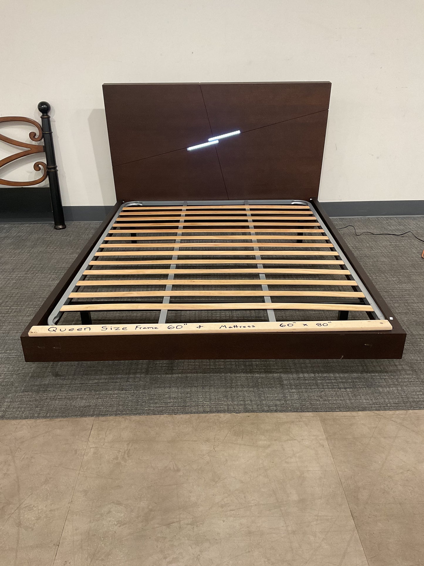 Floaters Queen Bed (B049)
