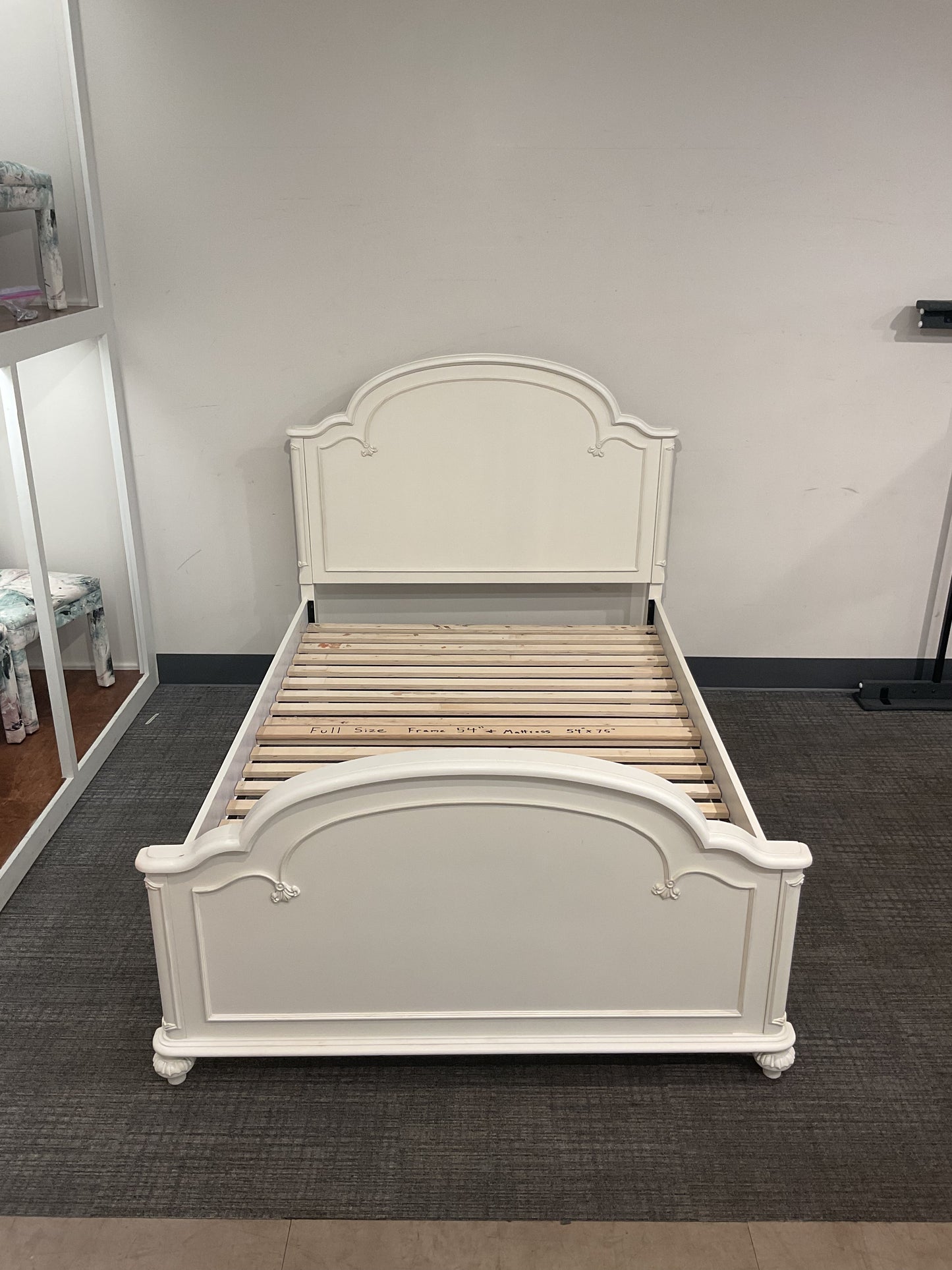 Cute Full Bed (B090)