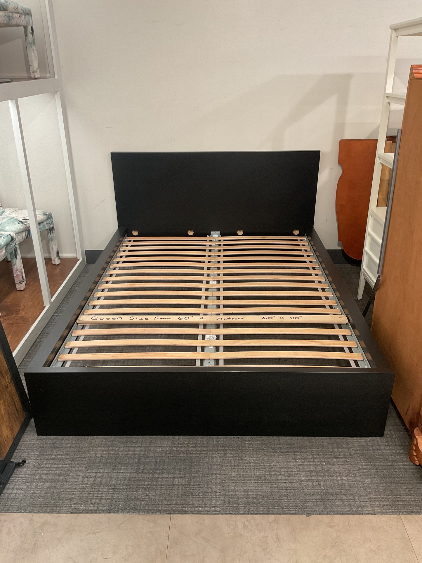 That Queen Bed (B0100)