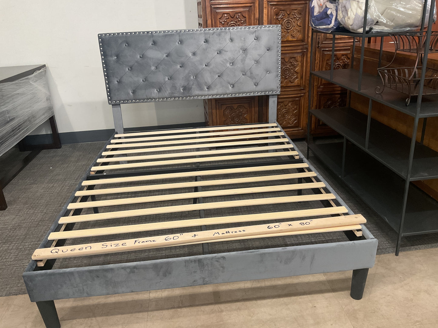 Wolf Queen Bed B113