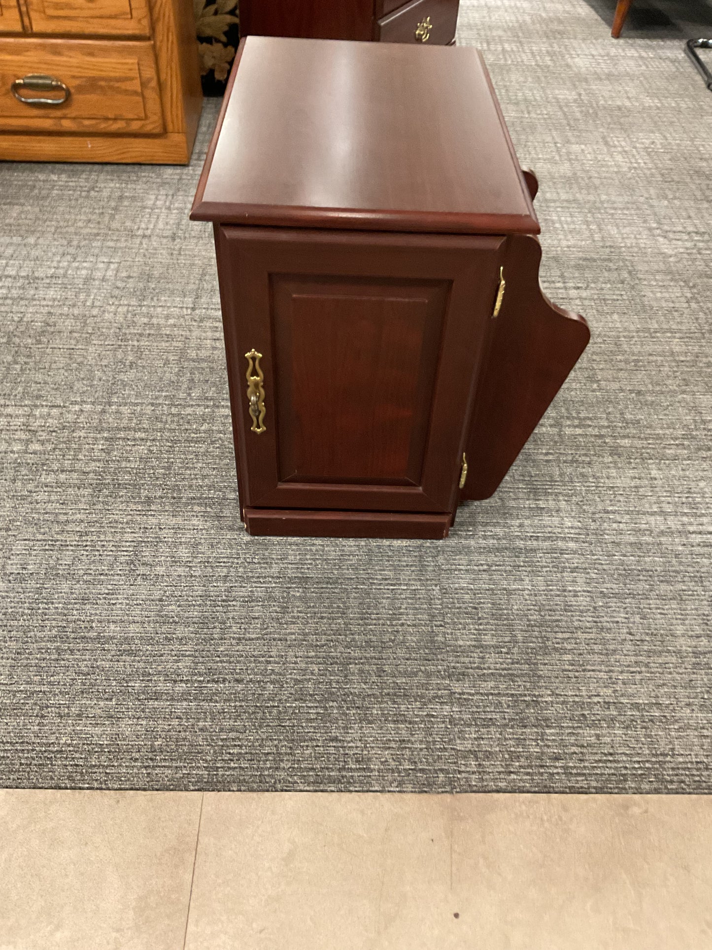 End Table W/Magazine Rack