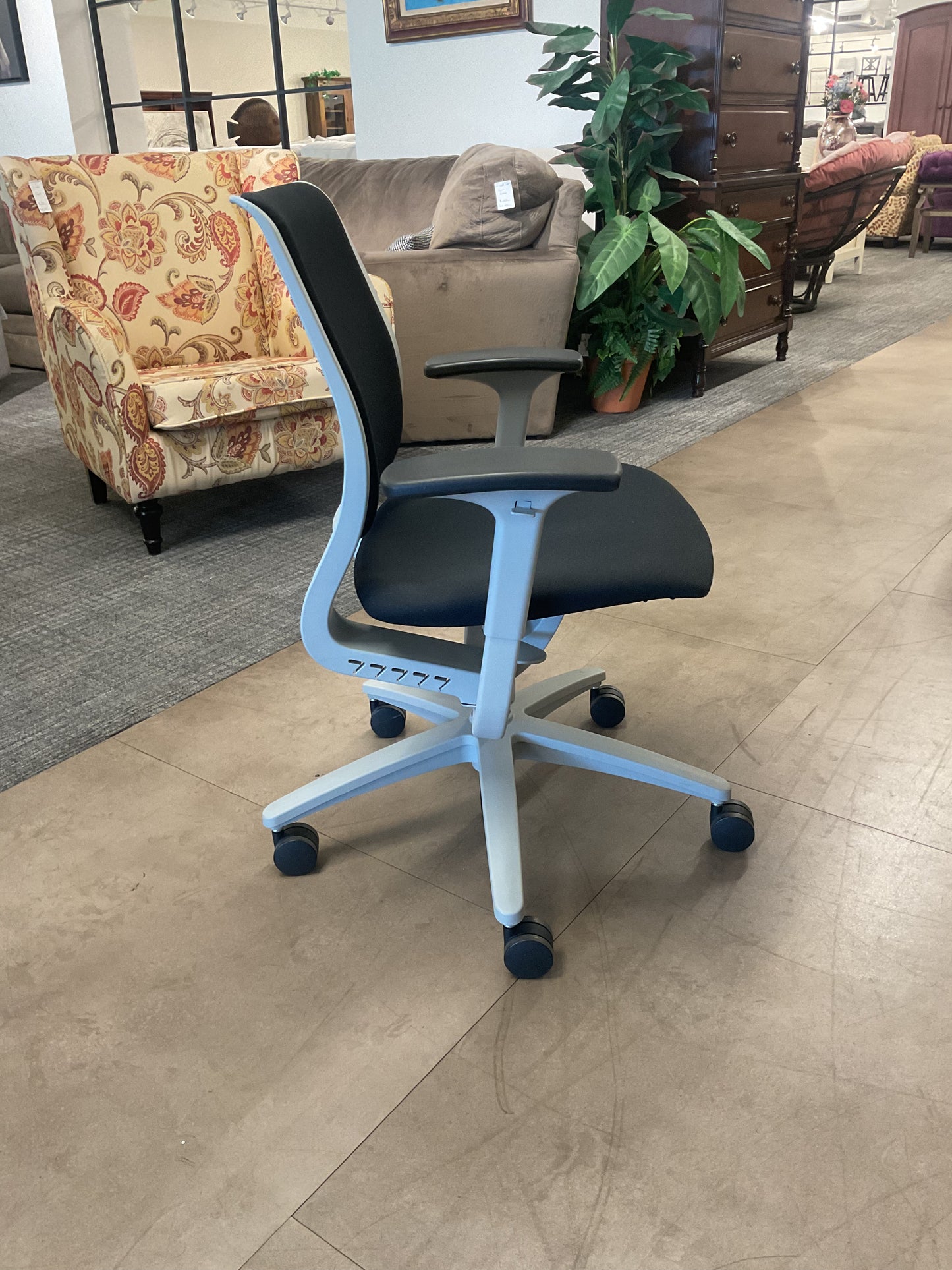 Sleek Curve Office Chair