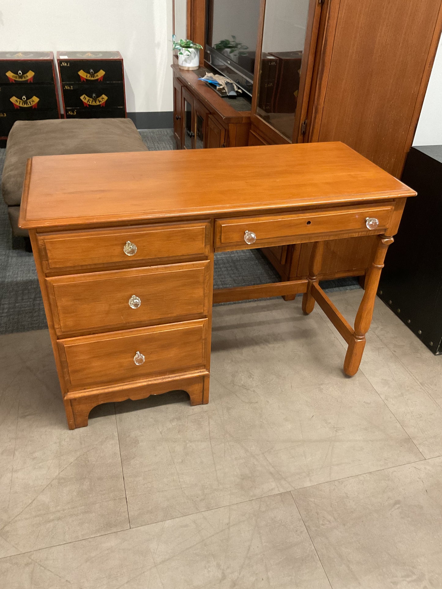 Bright like a diamond desk