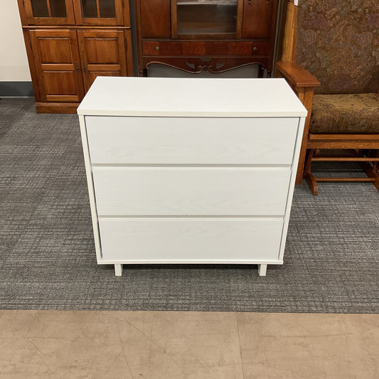 Nova’s 3-Drawer Dresser