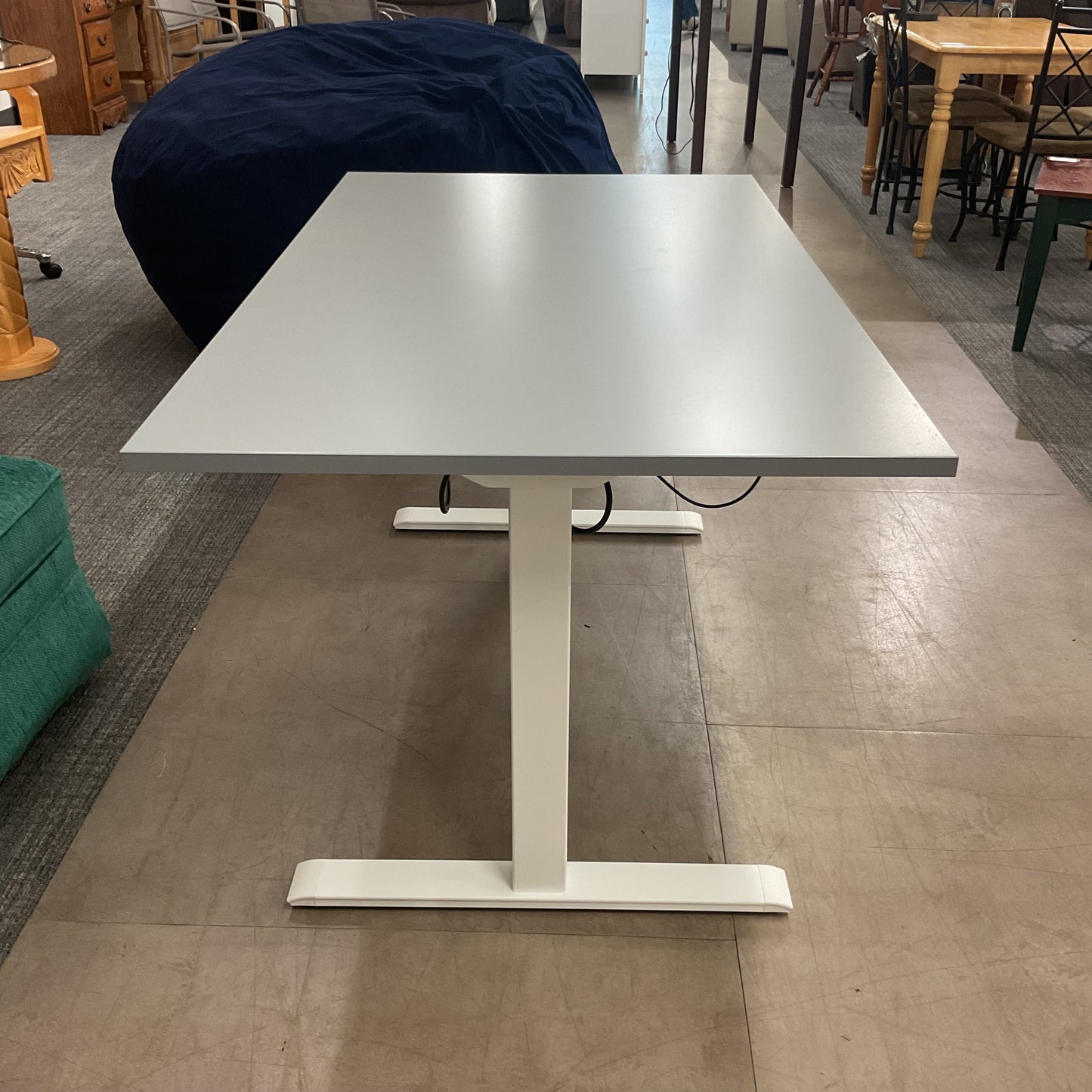 Plano Adjustable Desk
