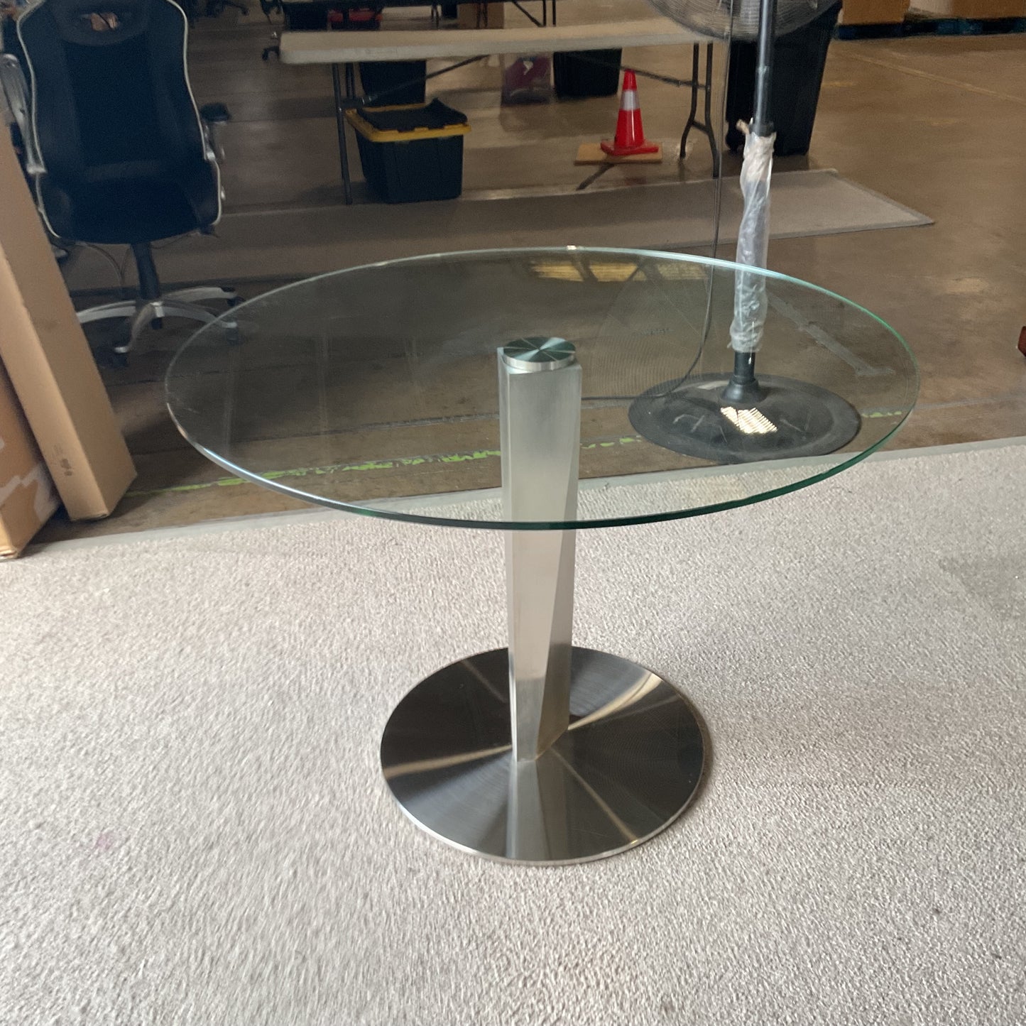 Chiseled Pedestal Dinning Table*WH