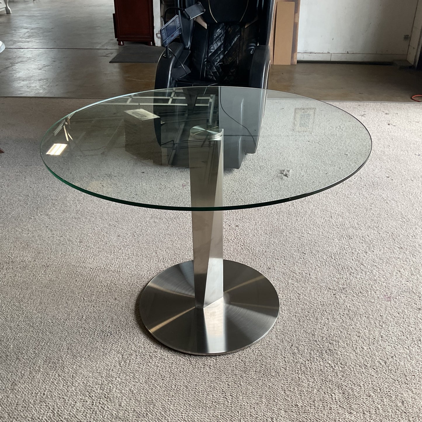 Chiseled Pedestal Dinning Table*WH