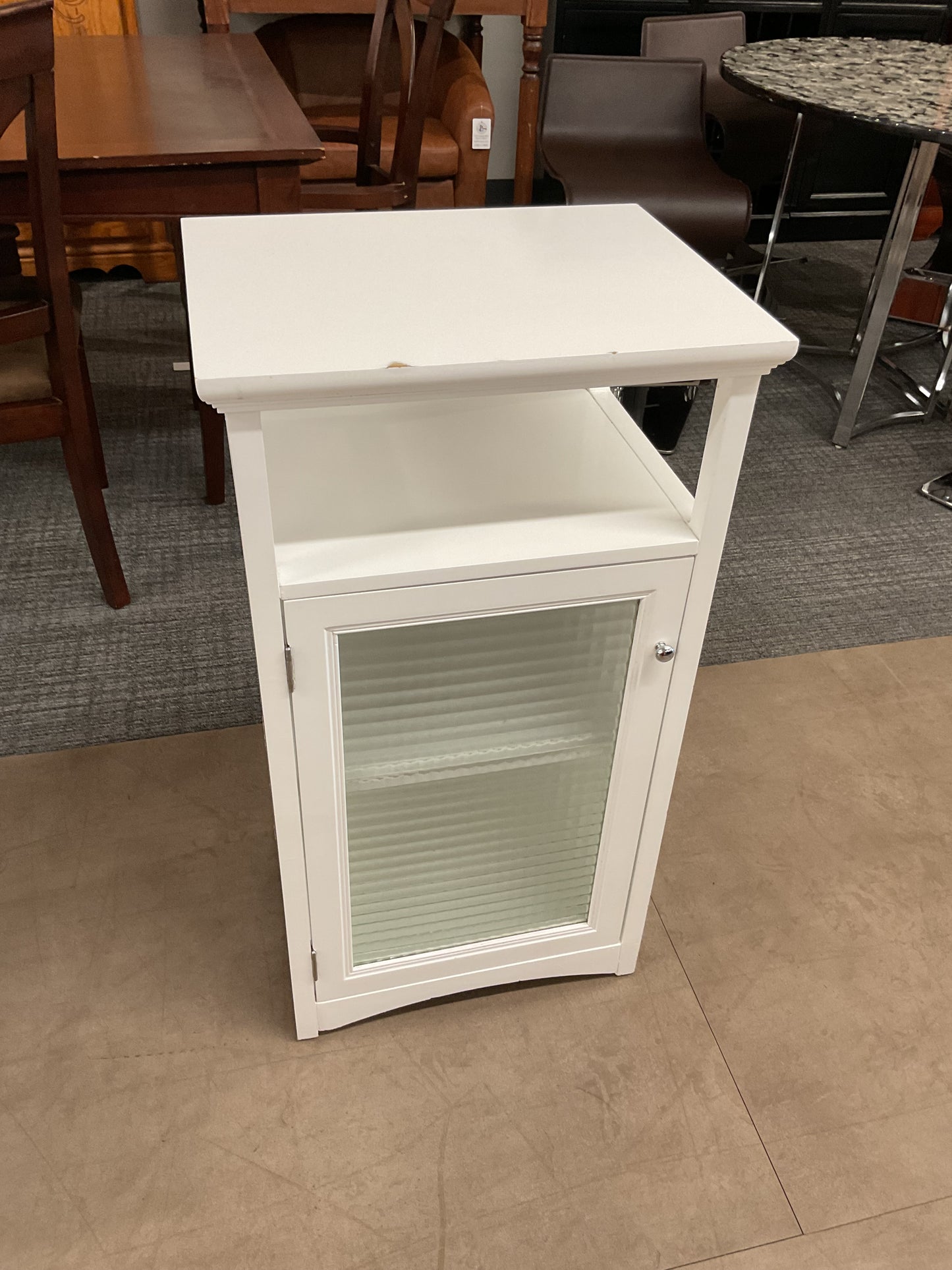 White stand