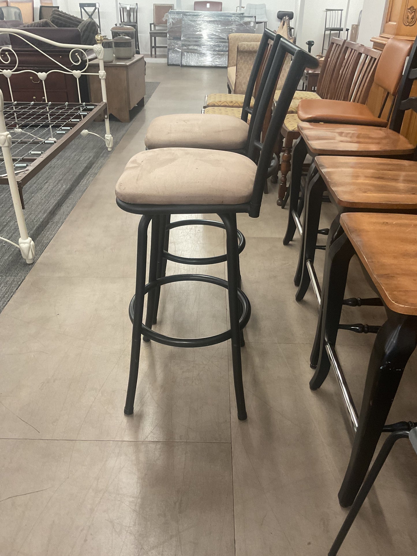 Two bar stwools