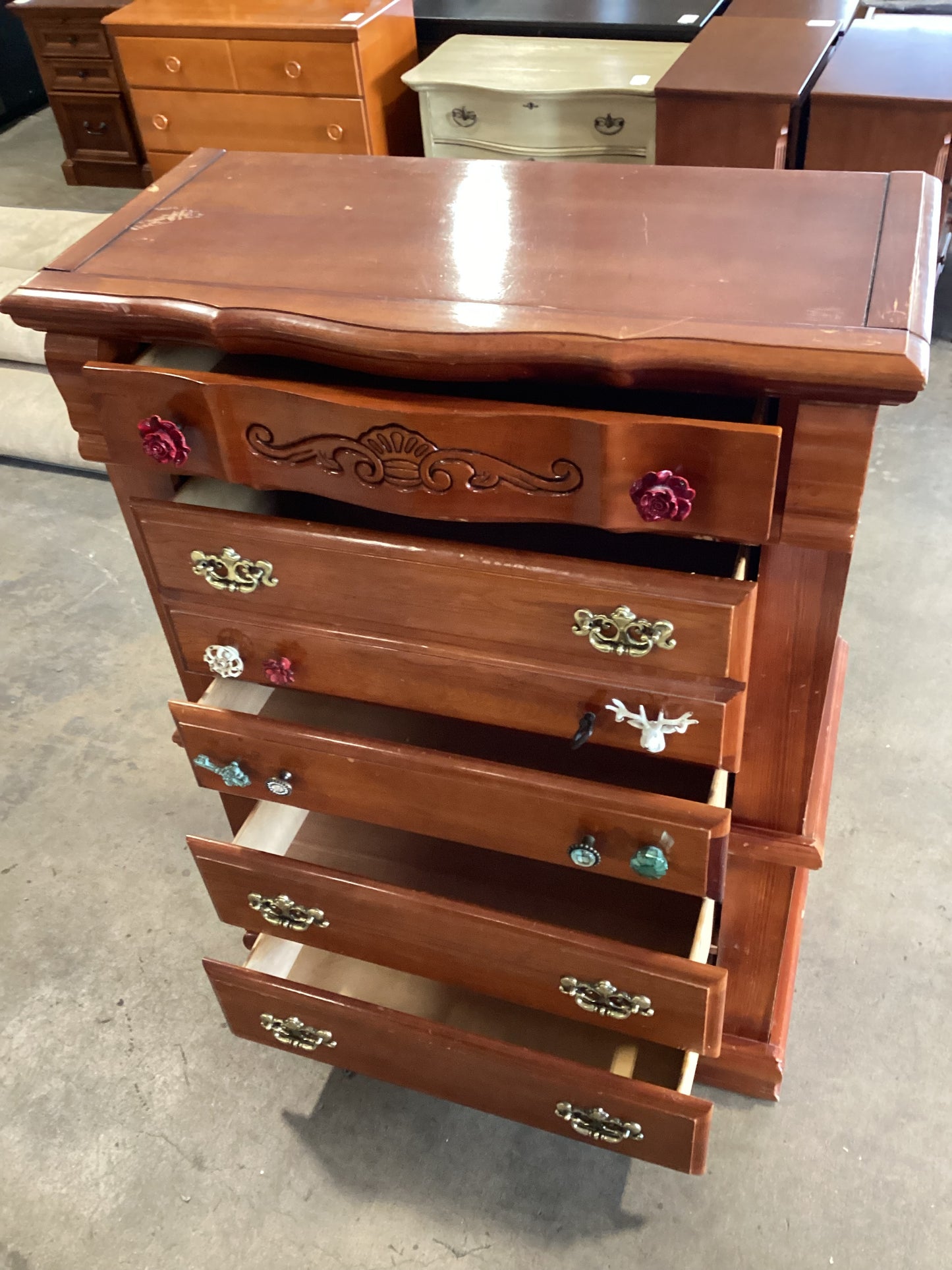 Misfit knob dresser *WH*