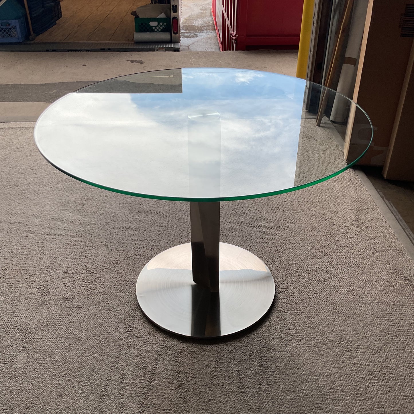 Chiseled Pedestal Dinning Table*WH