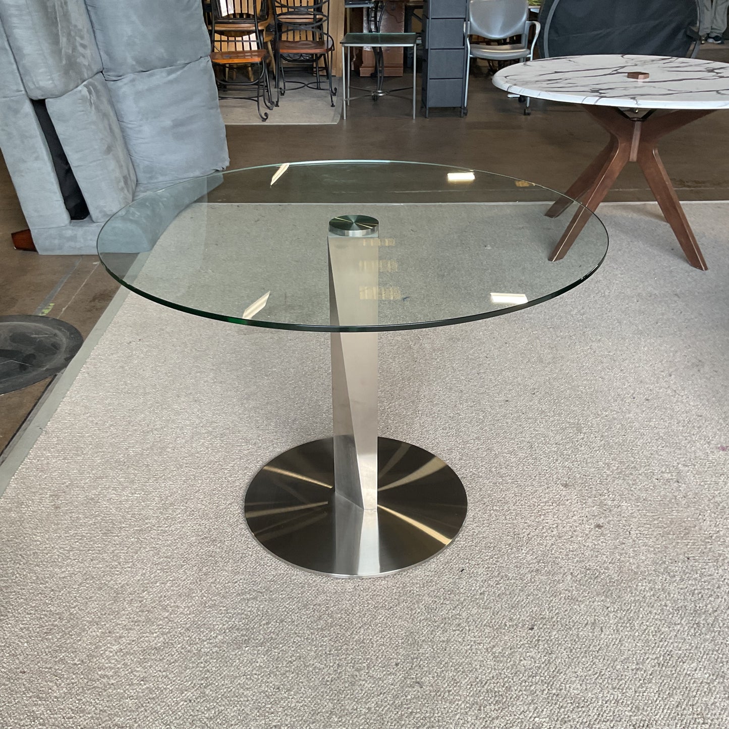 Chiseled Pedestal Dinning Table*WH