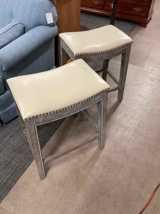 Suelde up nailhead barstools