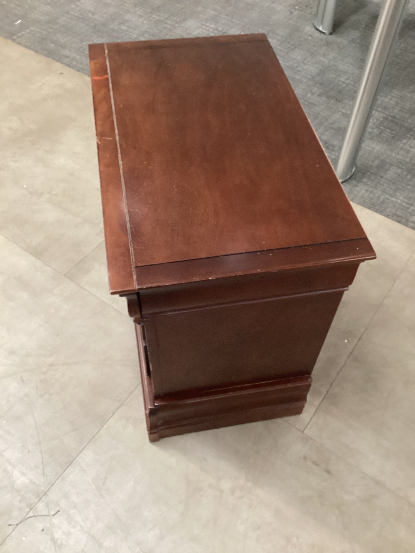 To be or not to be a nightstand