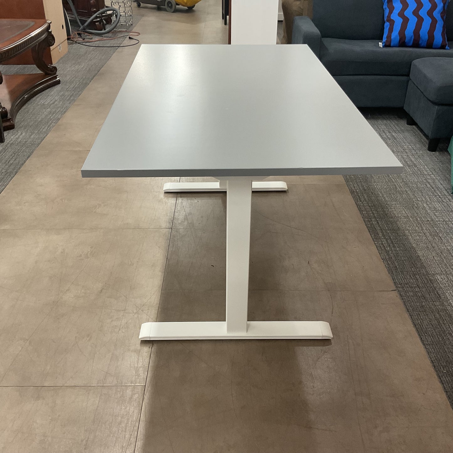 Plano Adjustable Desk