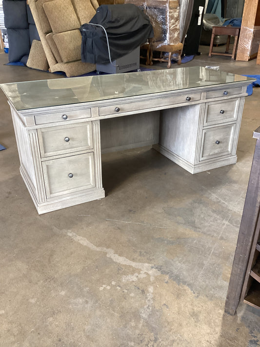 Pretty sweet desk *WH*