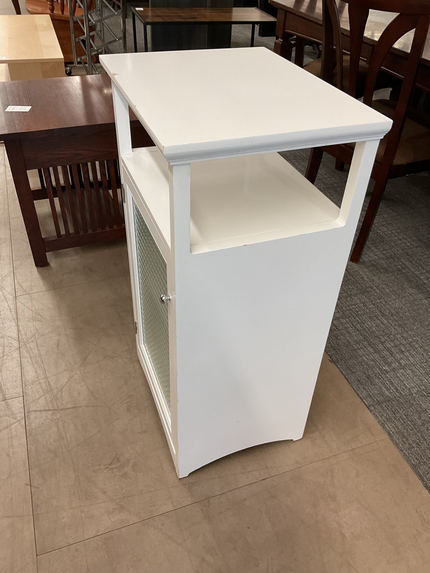 White stand
