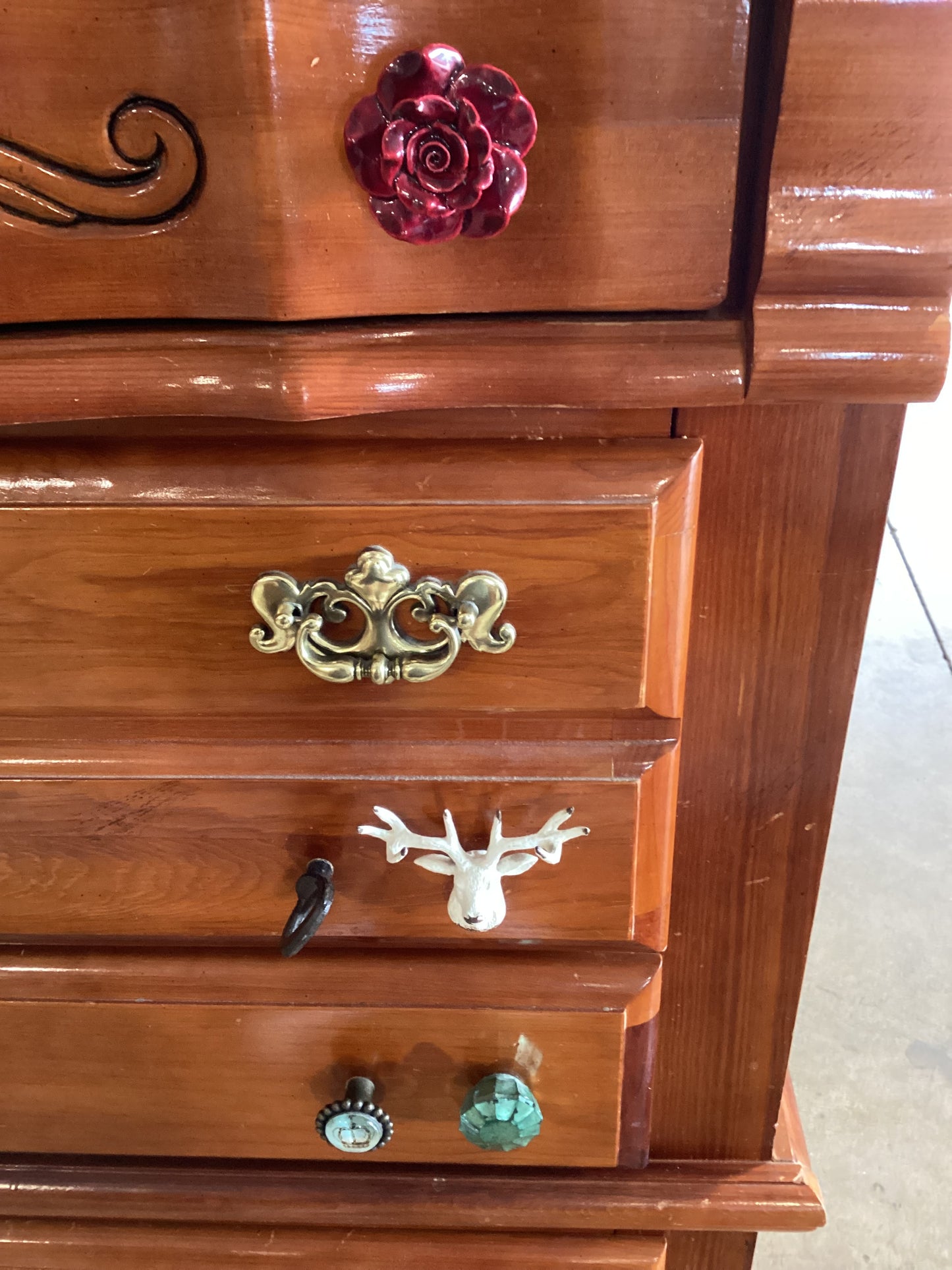 Misfit knob dresser *WH*