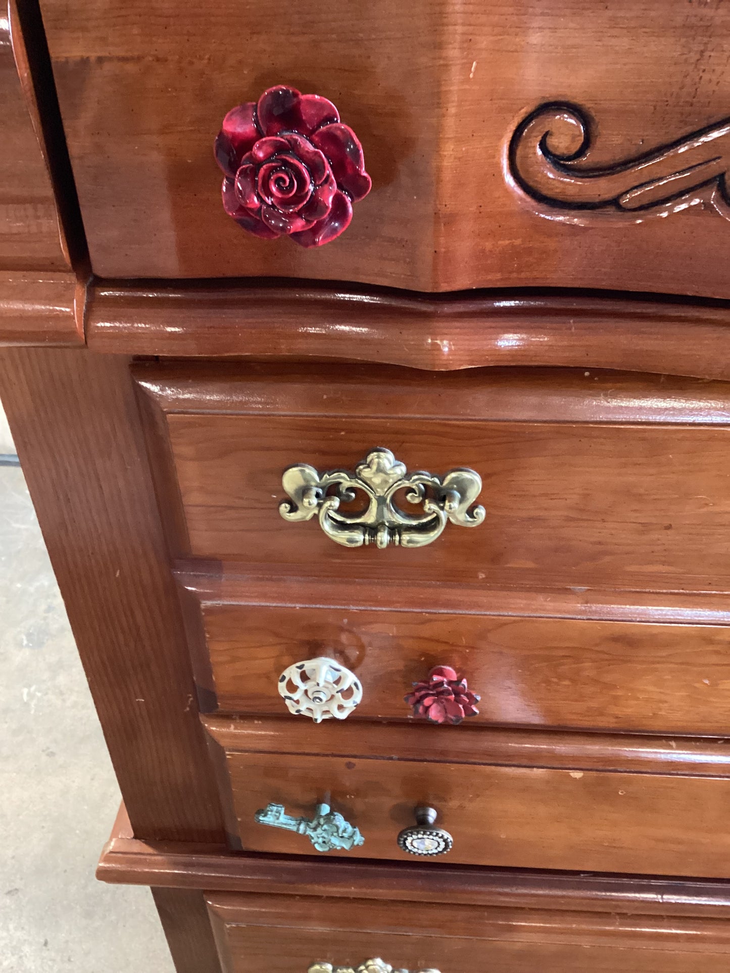 Misfit knob dresser *WH*
