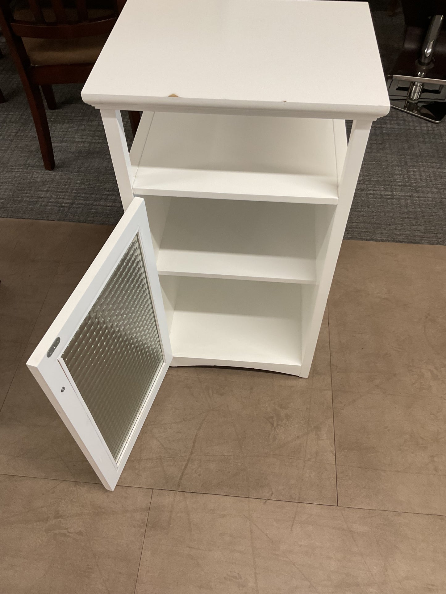 White stand