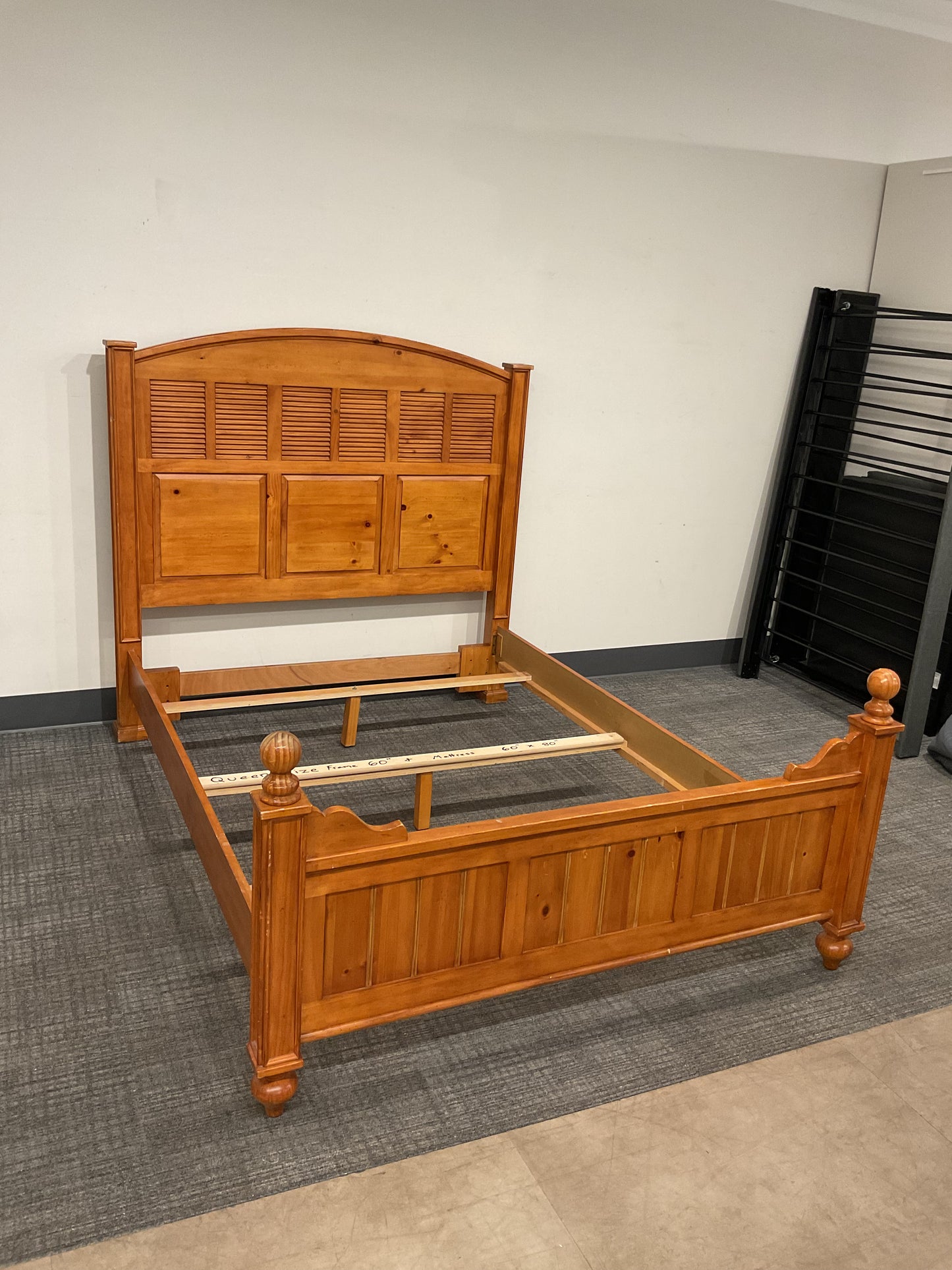 Queen Sagittarius BedFrame (G52)
