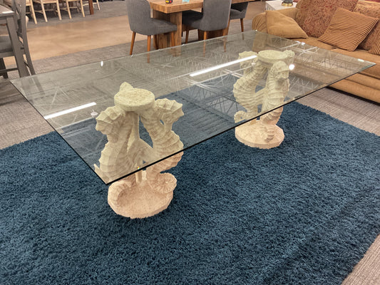 Bassy Dining Table