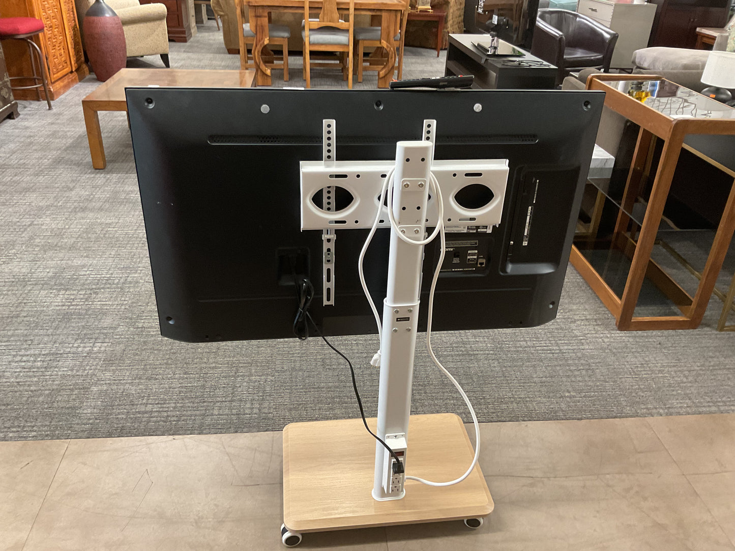 Flat Screen TV with Mobile Rolling Stand