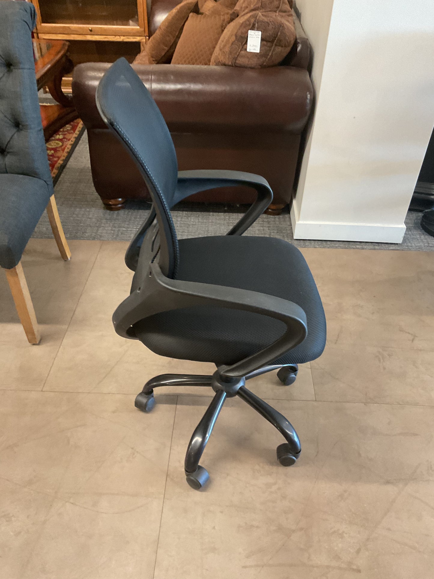 Black Mesh Swivel Office Chair