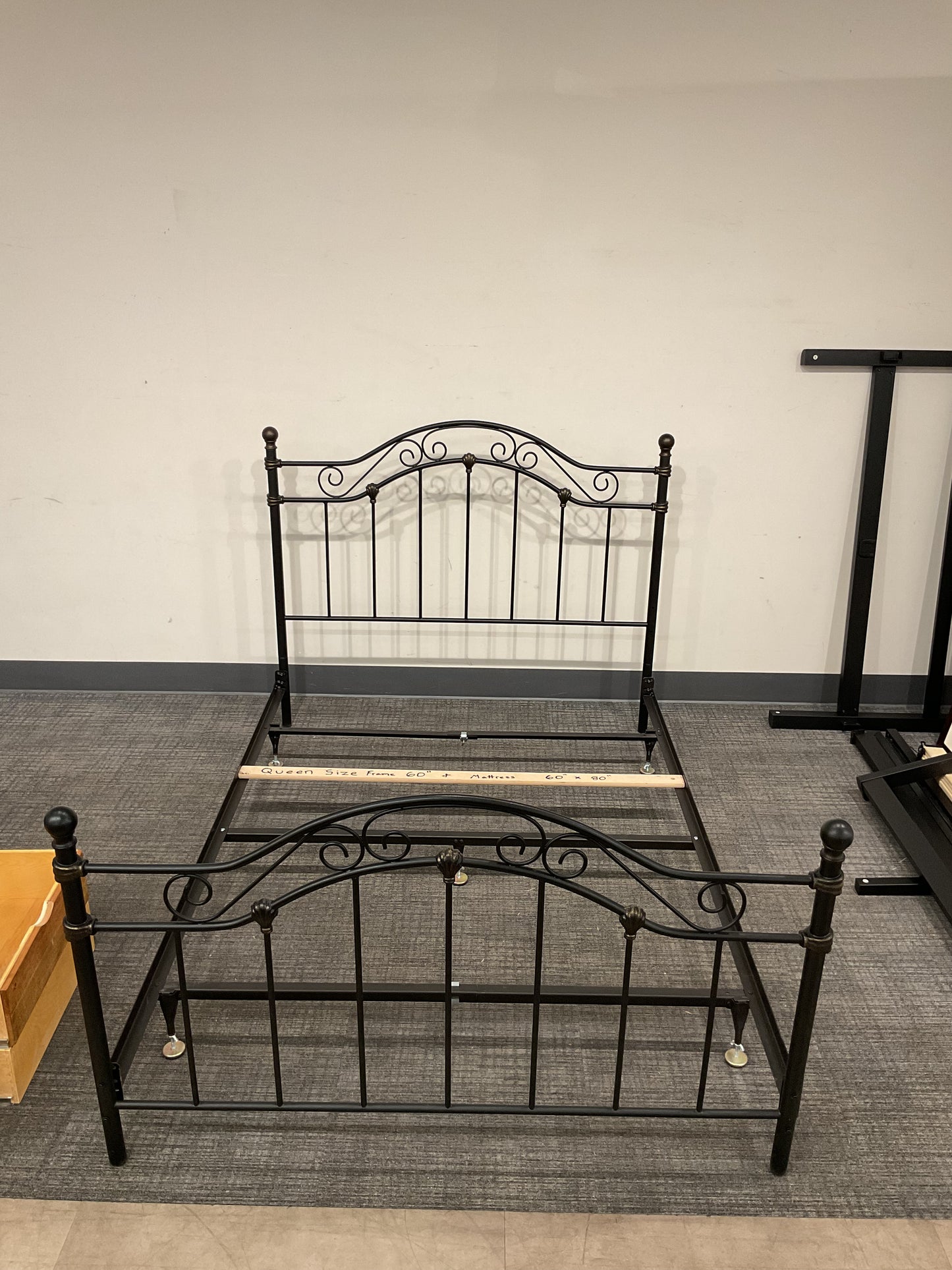 Swirl Queen Bed (B016)