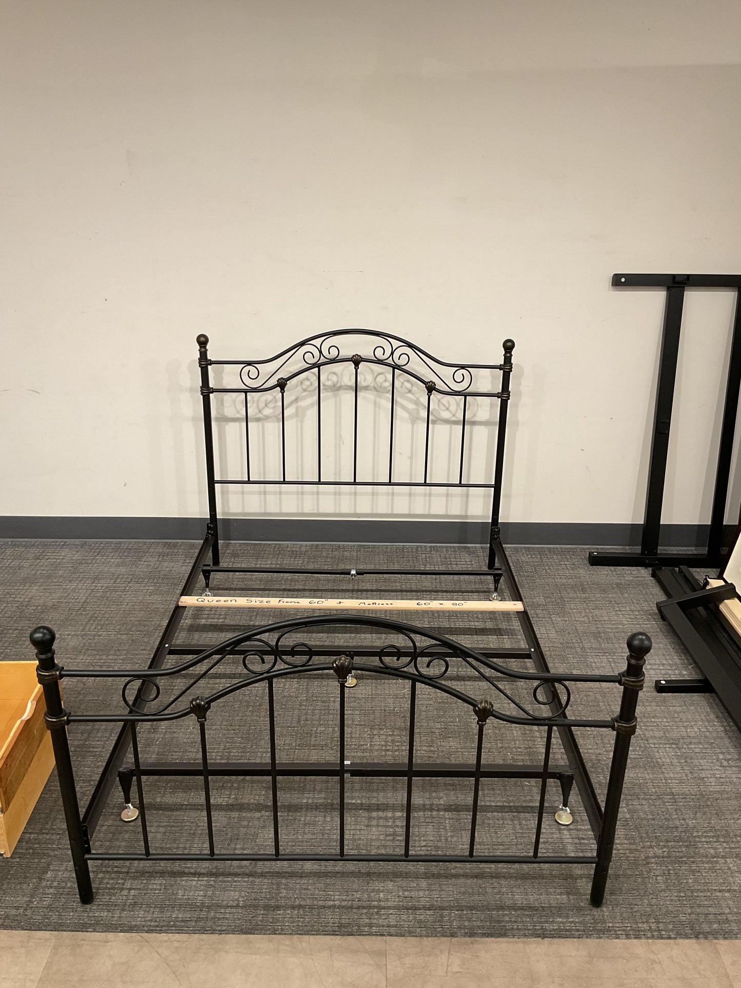Swirl Queen Bed (B016)
