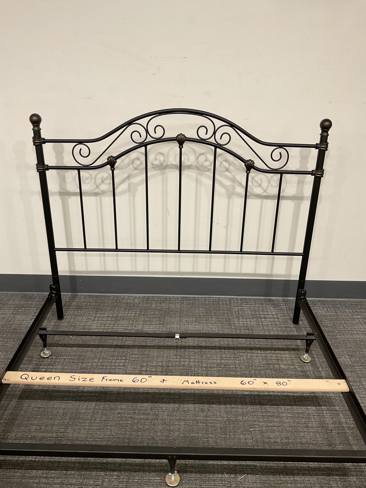 Swirl Queen Bed (B016)
