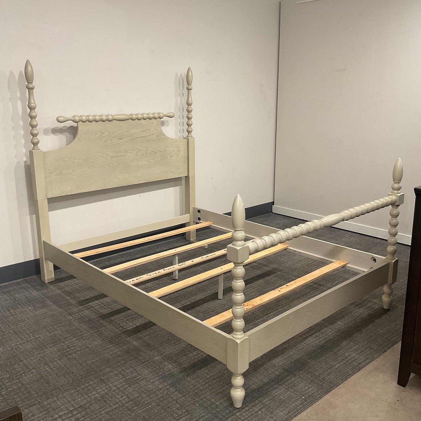 Beach House Queen Bed (B022)