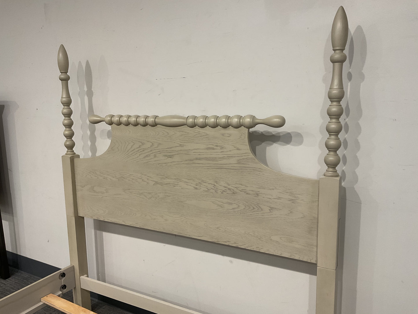 Beach House Queen Bed (B022)
