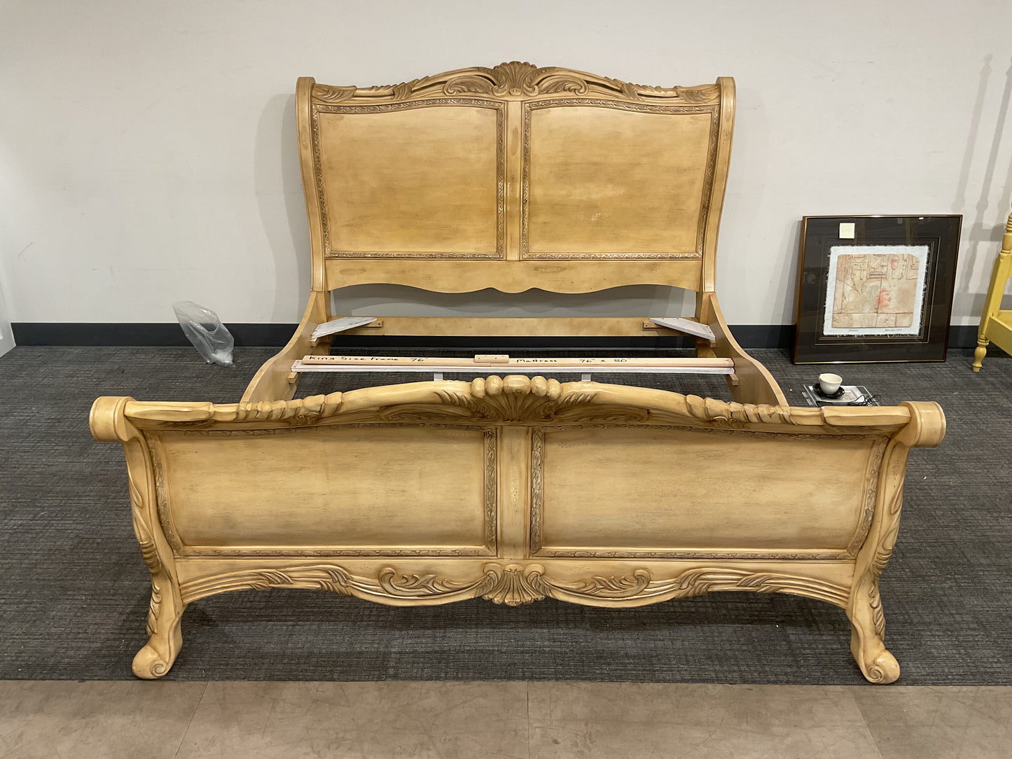 Sunny King Bed (B027)