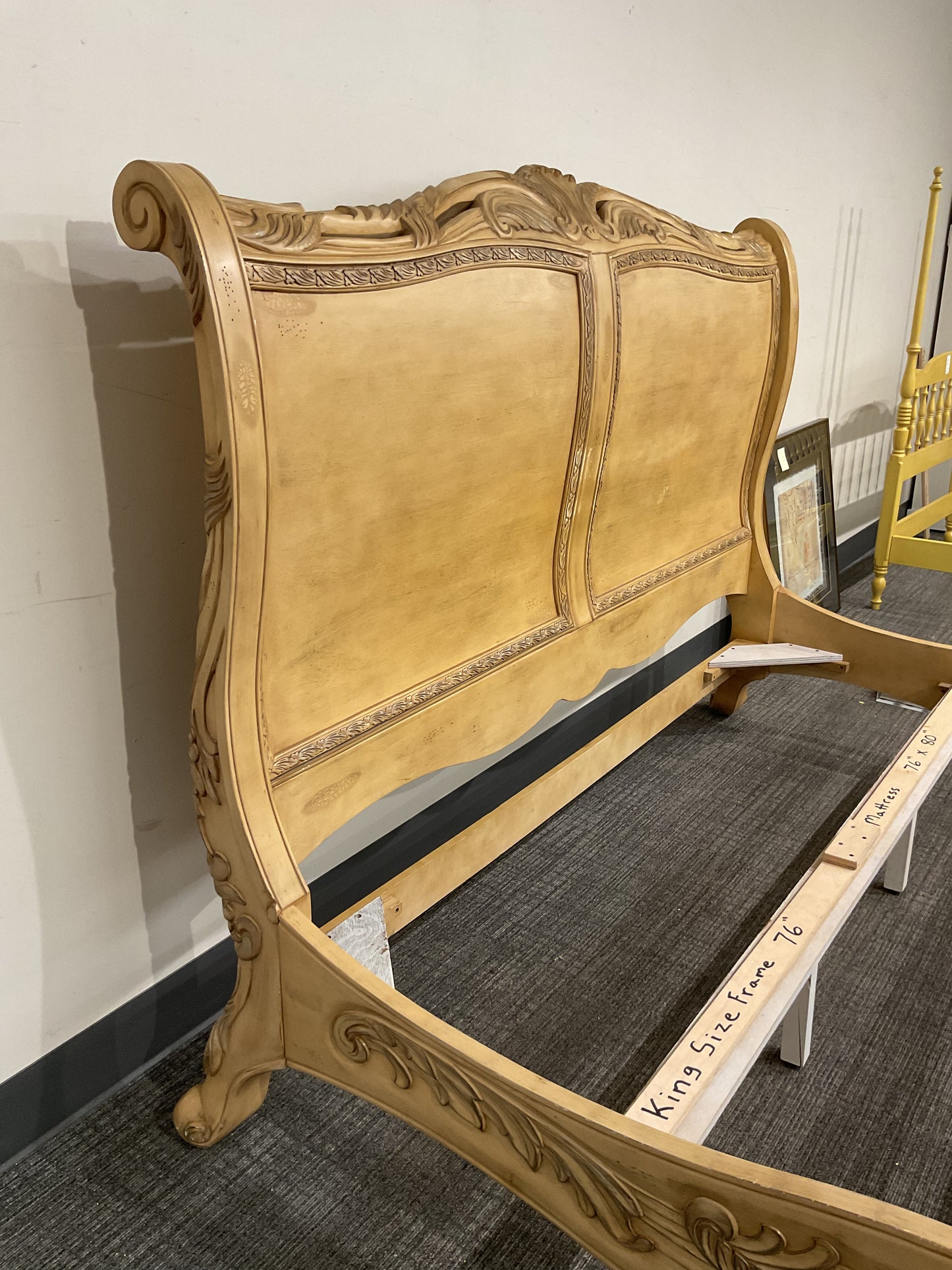 Sunny King Bed (B027)