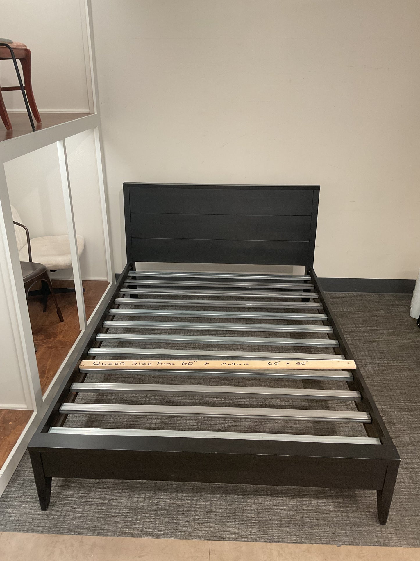 Sweet Queen Bed (B072)