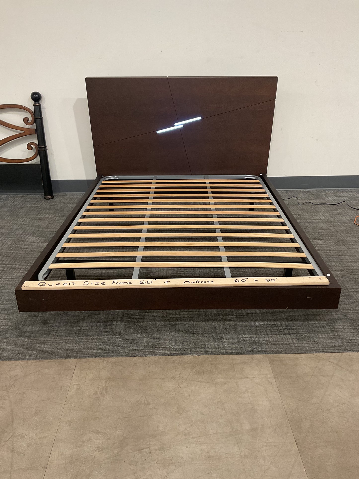 Floaters Queen Bed (B049)