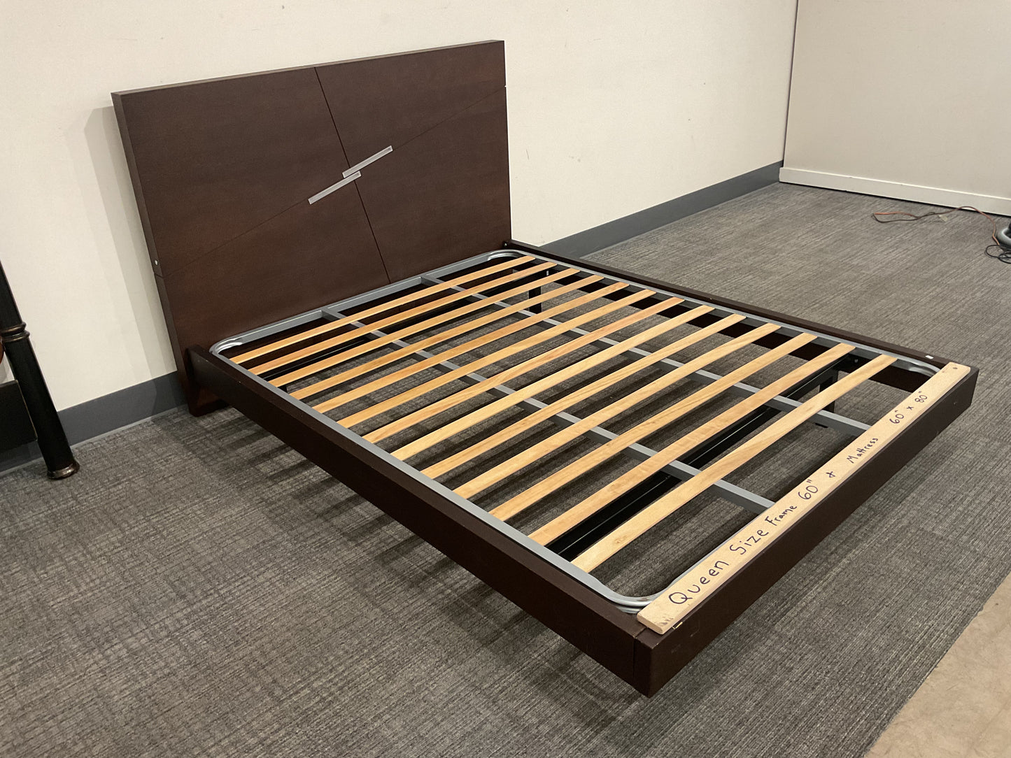 Floaters Queen Bed (B049)