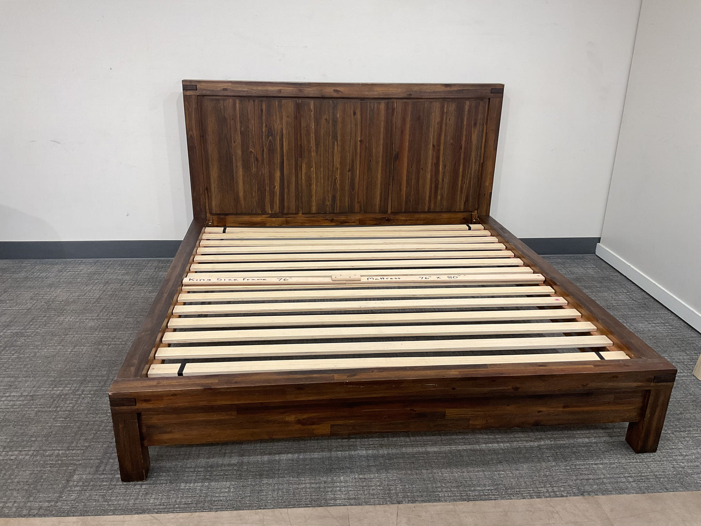 Solid King Bed (B051)