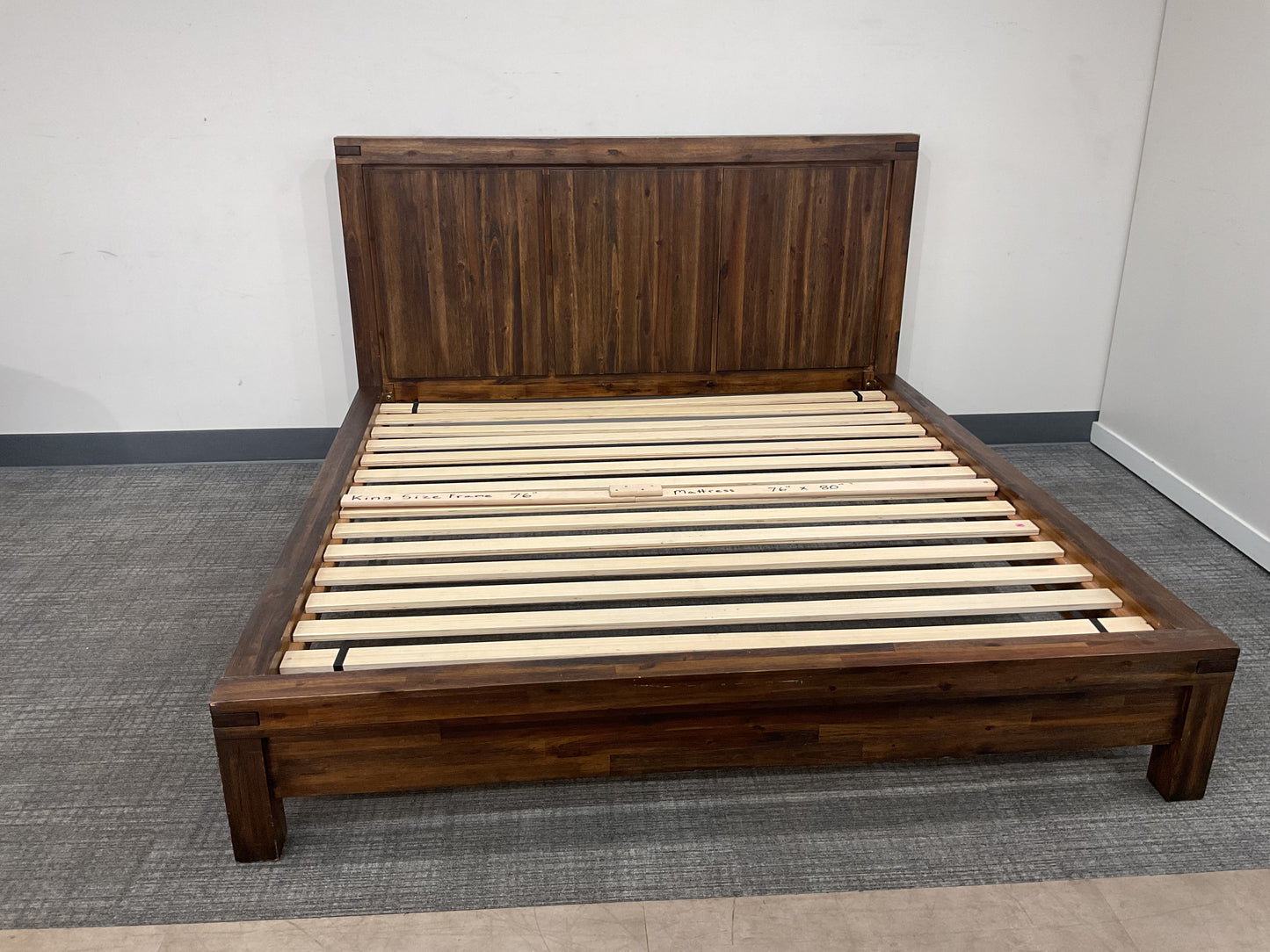 Solid King Bed (B051)