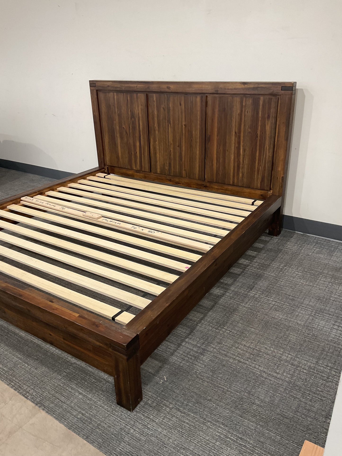 Solid King Bed (B051)