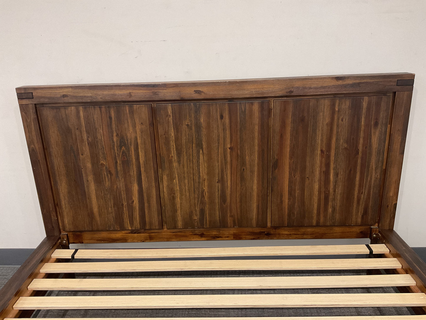 Solid King Bed (B051)