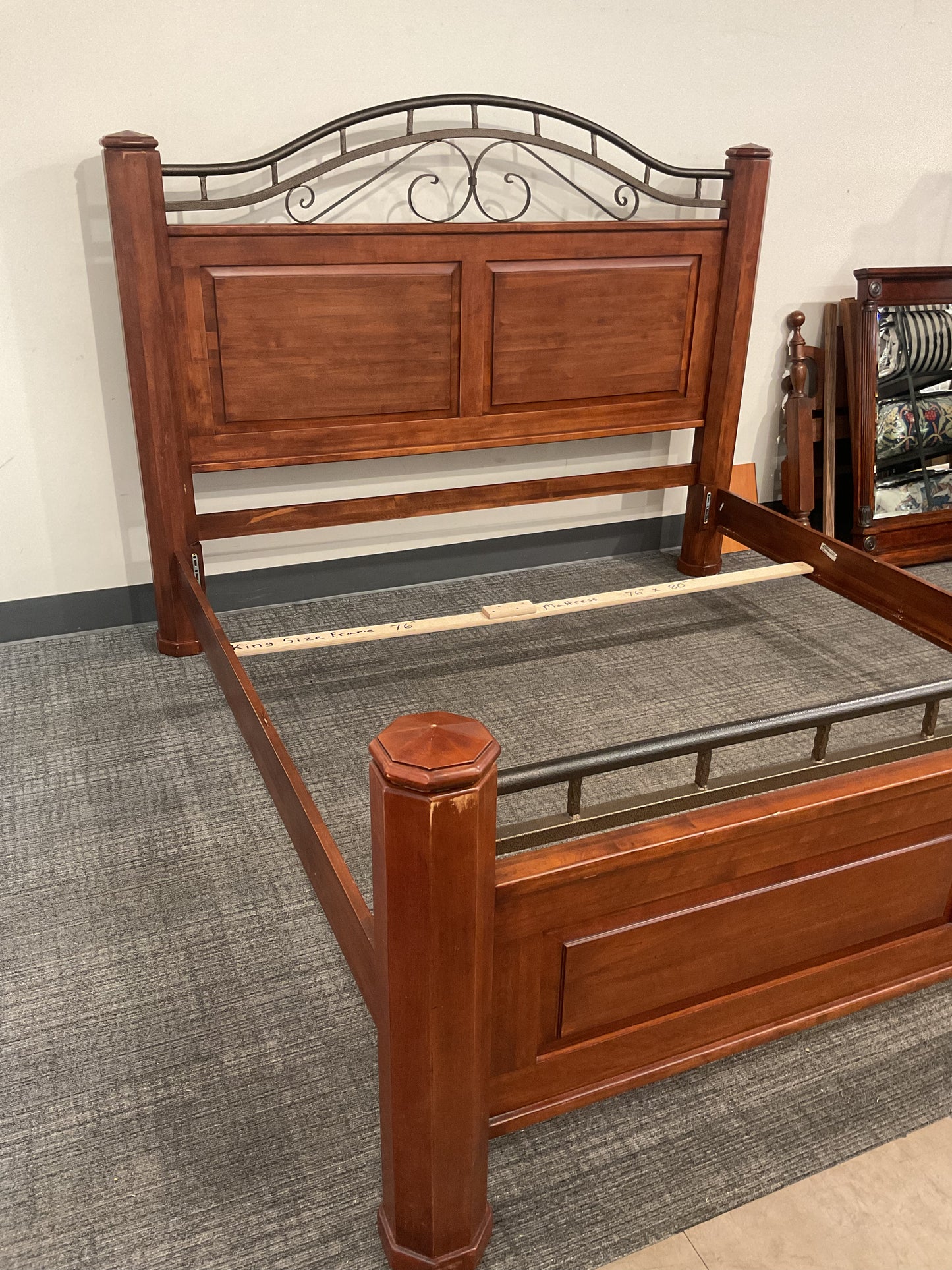 Dreamin King Bed (B084)