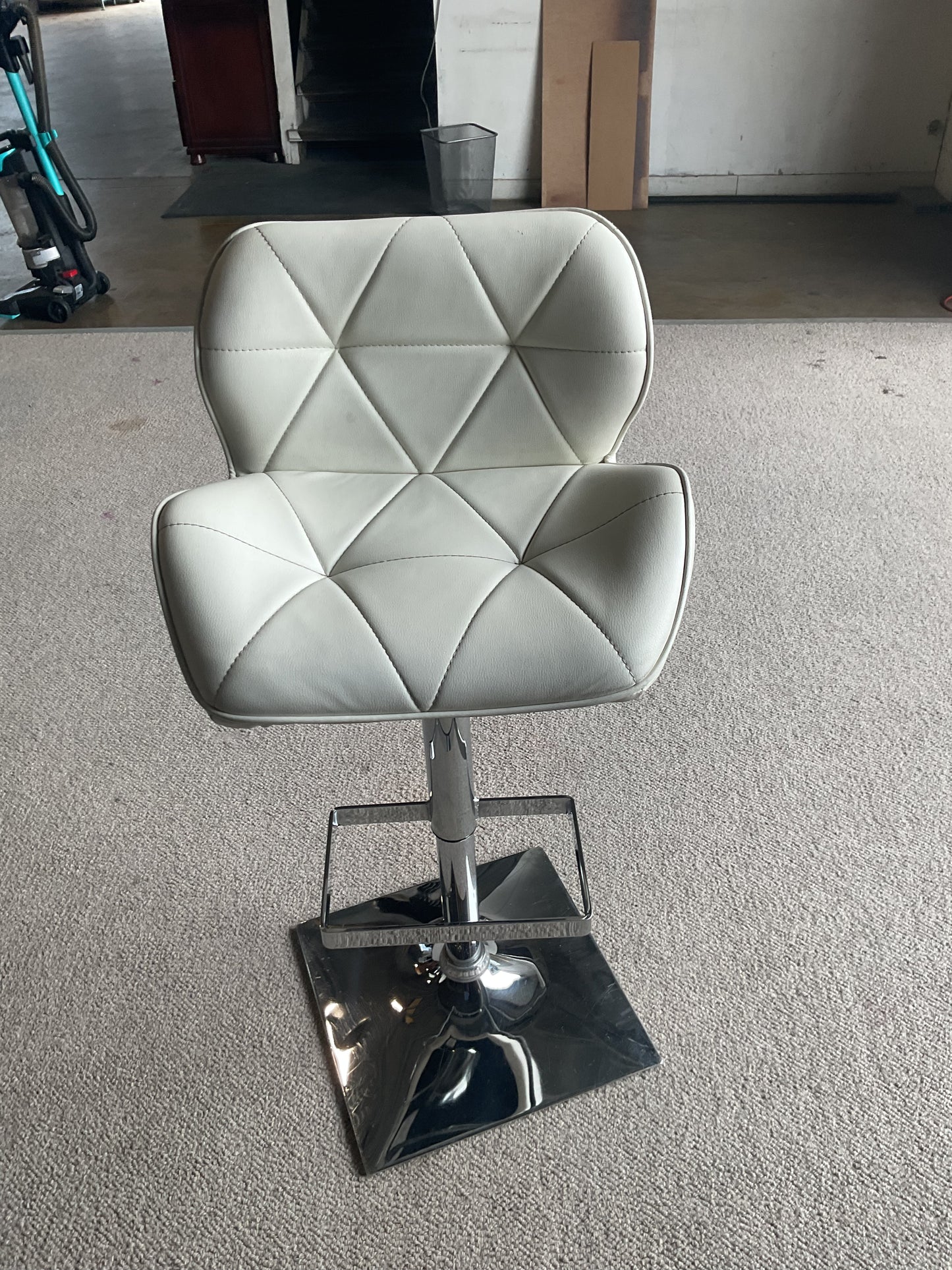 Pearl Barstool (WH)￼