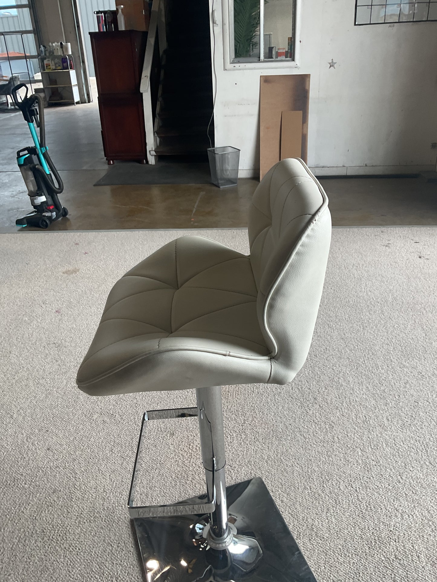 Pearl Barstool (WH)￼