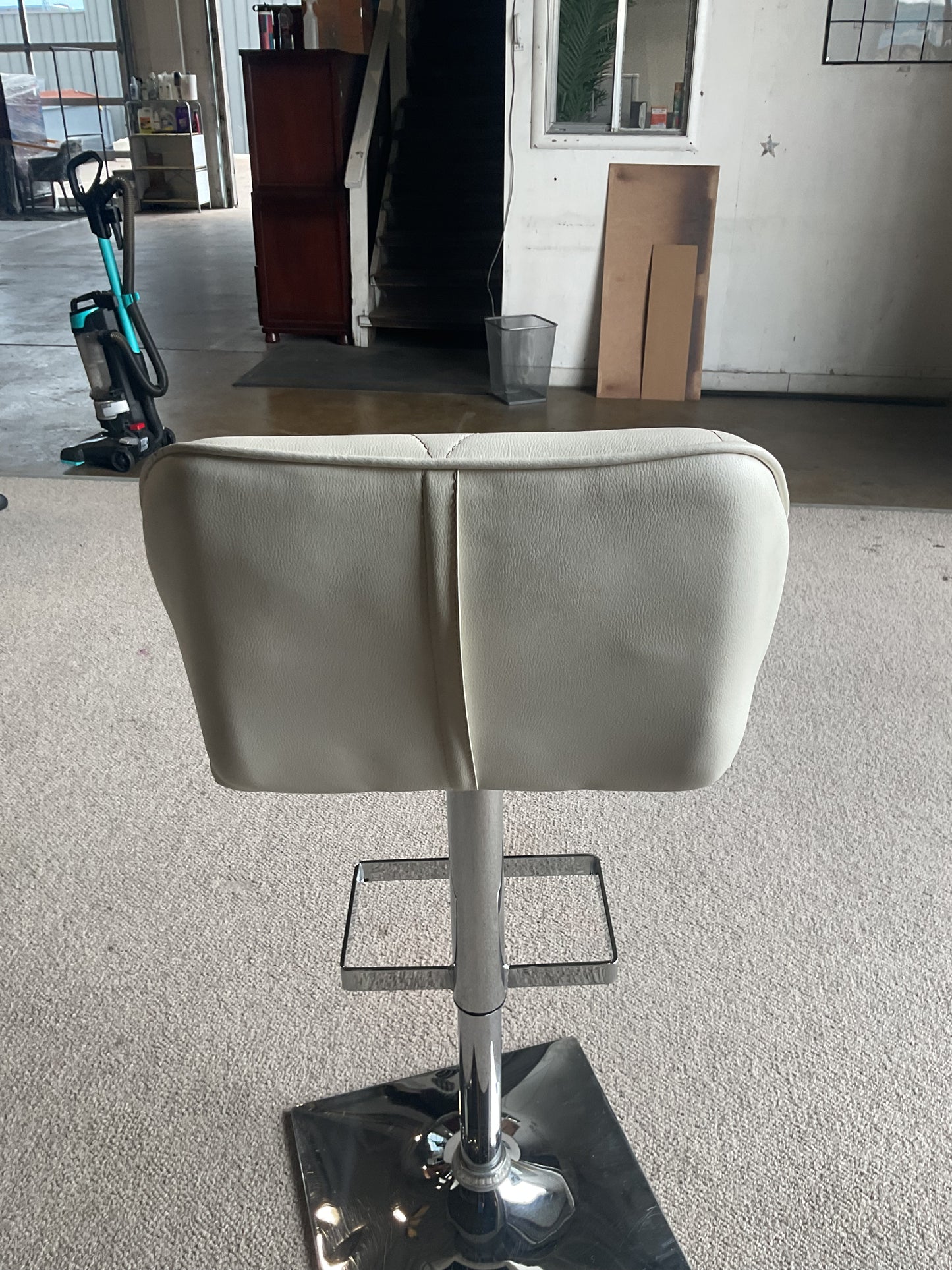 Pearl Barstool (WH)￼